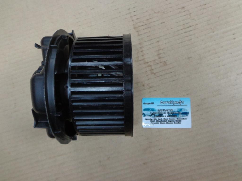 Электромотор отопителя Renault Duster (без кондиционера) 6001547691