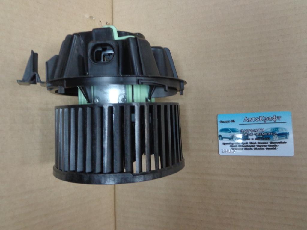 Электромотор отопителя Renault Duster (c кондиционером) 6001547487